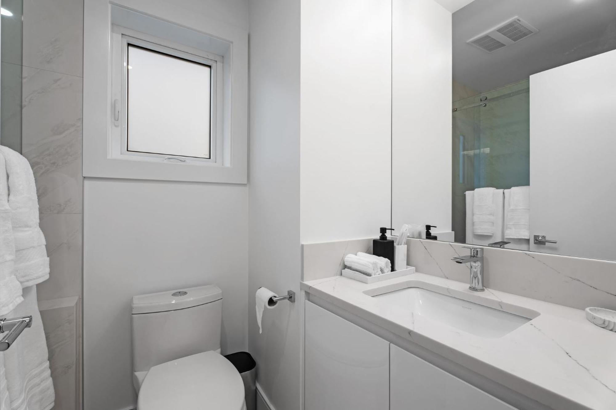 Brand New 2 Bedroom Point Grey Getaway Vancouver Exterior photo